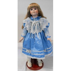 Poupée en porcelaine