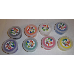 8 pots de  pâte à modeler