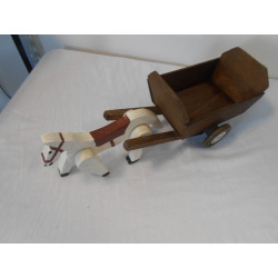Cheval en bois et charrette